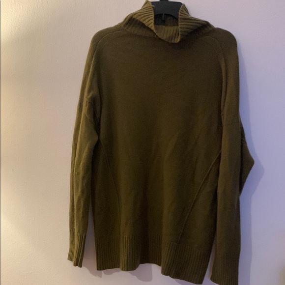 Lafayette 148 New York Turtleneck Sweater in Green Knit PRELOVED